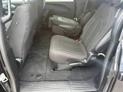 Used 2024 Chrysler Pacifica Touring FWD image 20