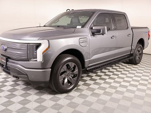 Used 2022 Ford F150 Lightning Lariat image 12