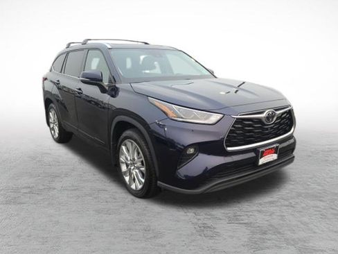 Used 2022 Toyota Highlander Limited AWD/4WD image 3