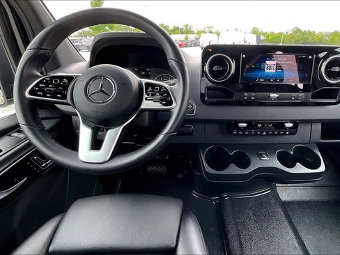 Used 2024 Mercedes-Benz Sprinter 2500 image 6
