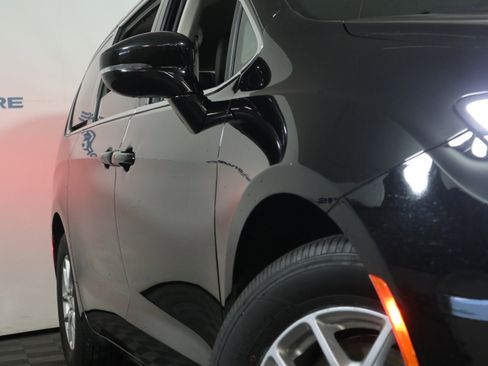 Used 2024 Chrysler Pacifica Touring-L image 3