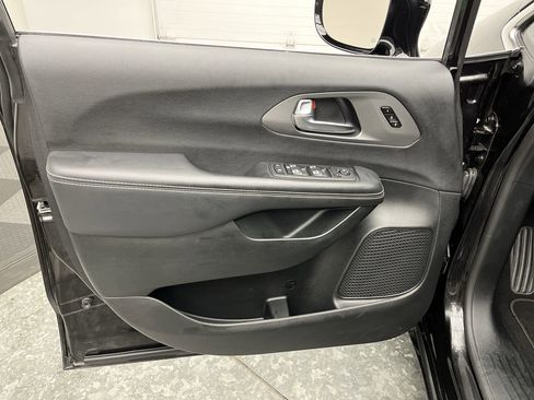 Used 2025 Chrysler Pacifica Select image 6