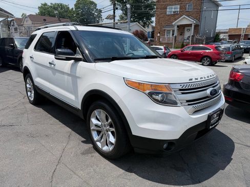 Used 2014 Ford Explorer XLT w/ Equipment Group 202A AWD/4WD image 9