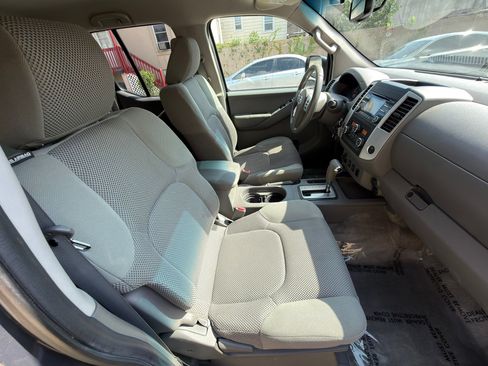 Used 2013 Nissan Frontier SV w/ SV Value Truck Pkg AWD/4WD image 30