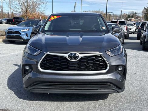 Used 2023 Toyota Highlander LE FWD image 3