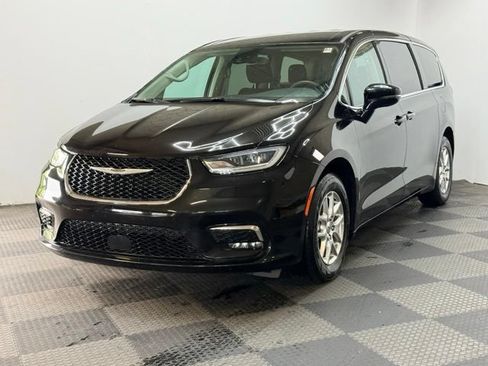 Used 2024 Chrysler Pacifica Touring-L FWD image 5