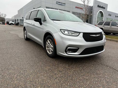 Certified 2024 Chrysler Pacifica Touring-L image 5