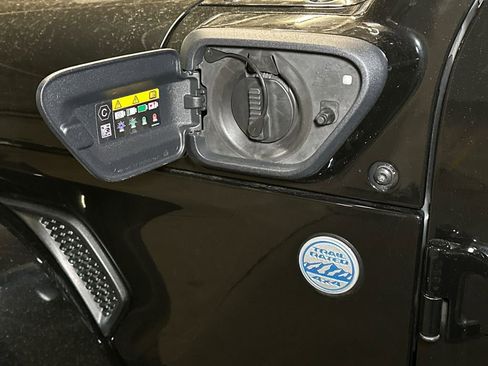 Used 2022 Jeep Wrangler Unlimited Sahara w/ Cold Weather Group AWD/4WD image 15