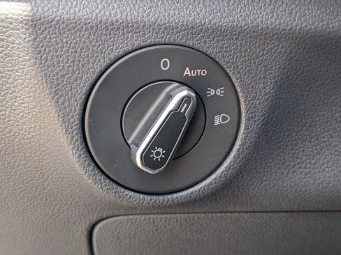 Used 2025 Volkswagen Jetta SE image 23