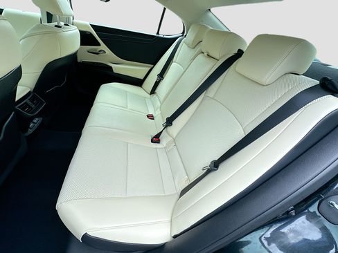 Used 2022 Lexus ES 300h w/ Premium Package FWD image 23