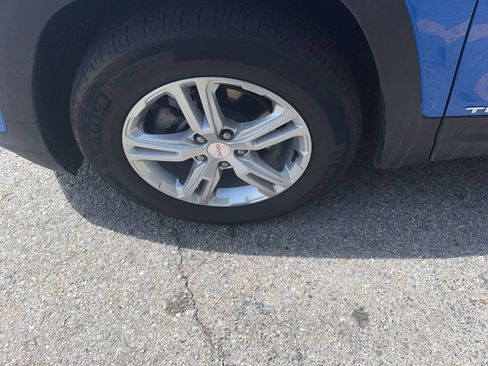 Used 2024 GMC Terrain SLE w/ Driver Convenience Package FWD image 9