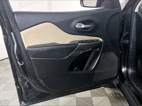 Used 2015 Jeep Cherokee Sport image 22