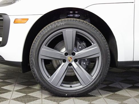 Certified 2025 Porsche Macan image 17