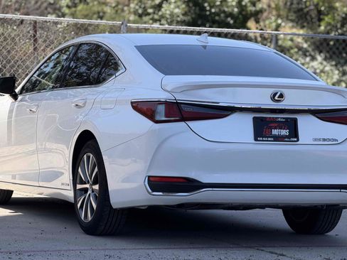 Used 2019 Lexus ES 300h w/ Accessory Package 2 FWD image 9