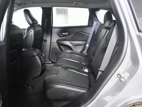 Used 2020 Jeep Cherokee Limited image 18