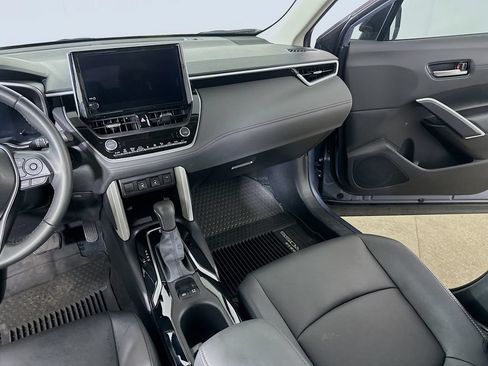 Used 2025 Toyota Corolla Cross XLE w/ Convenience Package FWD image 19