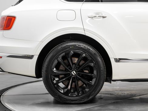 Used 2019 Bentley Bentayga image 17