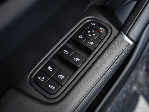 Used 2023 Porsche Cayenne Platinum Edition image 21