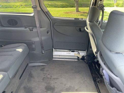 Used 2005 Chrysler Town & Country LX w/ Popular Equipment Group II FWD image 39