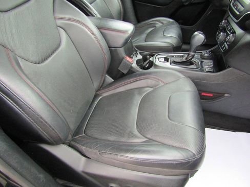Used 2021 Jeep Cherokee Trailhawk AWD/4WD image 17