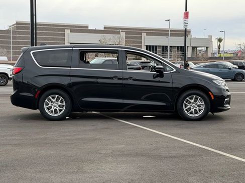 Used 2024 Chrysler Pacifica Touring-L FWD image 7