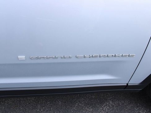 Used 2024 Jeep Grand Cherokee L Limited w/ Luxury Tech Group II image 30