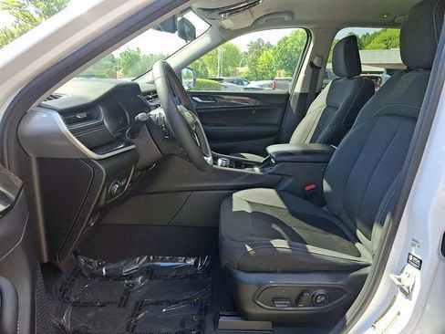 Used 2023 Jeep Grand Cherokee Laredo AWD/4WD image 15
