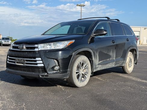 Used 2017 Toyota Highlander Plus AWD/4WD image 6