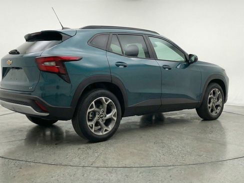 Used 2025 Chevrolet Trax LT w/ LT Convenience Package FWD image 9
