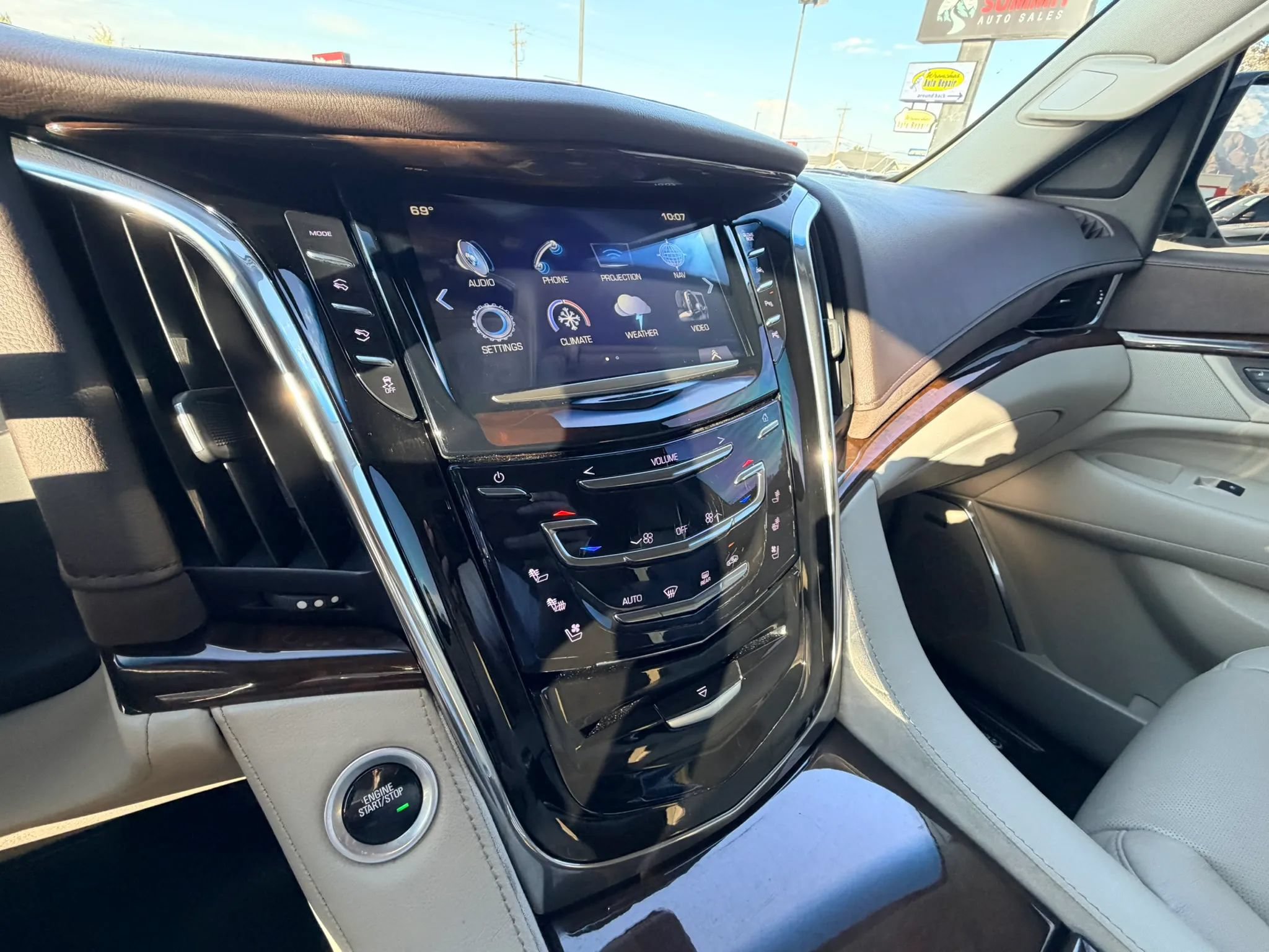 Used 2017 Cadillac Escalade ESV Premium Luxury AWD/4WD image 17