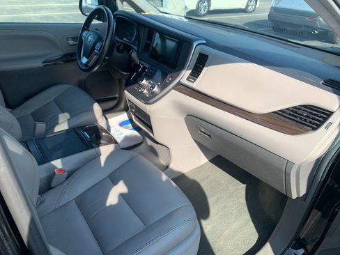 Used 2017 Toyota Sienna XLE w/ XLE Navigation Package AWD/4WD image 18