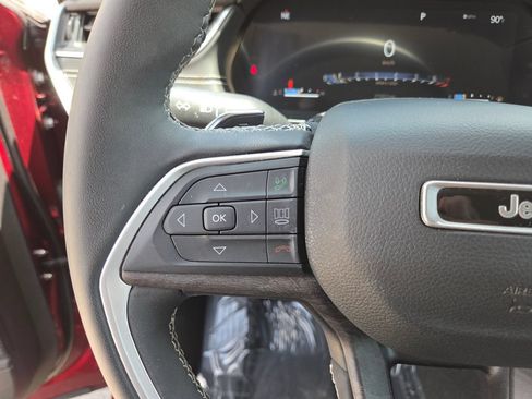 Used 2023 Jeep Grand Cherokee Limited w/ Black Appearance Package AWD/4WD image 34