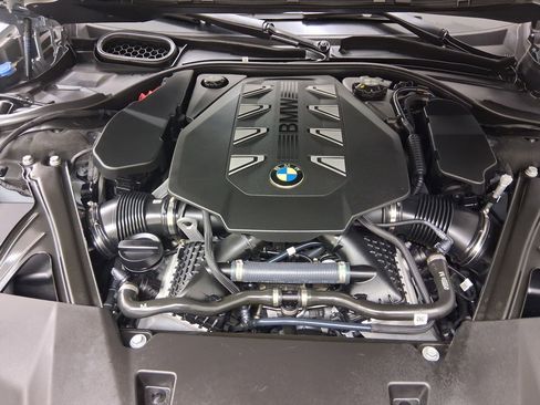 Used 2023 BMW 760i xDrive image 34