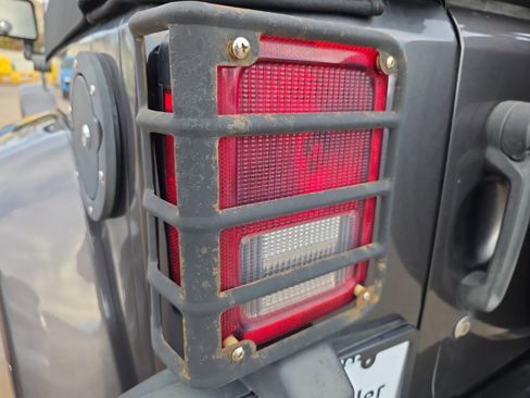 Used 2017 Jeep Wrangler Sahara w/ Connectivity Group image 19