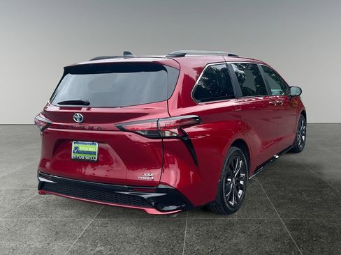 Used 2024 Toyota Sienna XSE FWD image 10