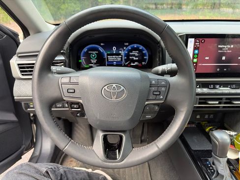 Used 2025 Toyota Camry XLE FWD image 10