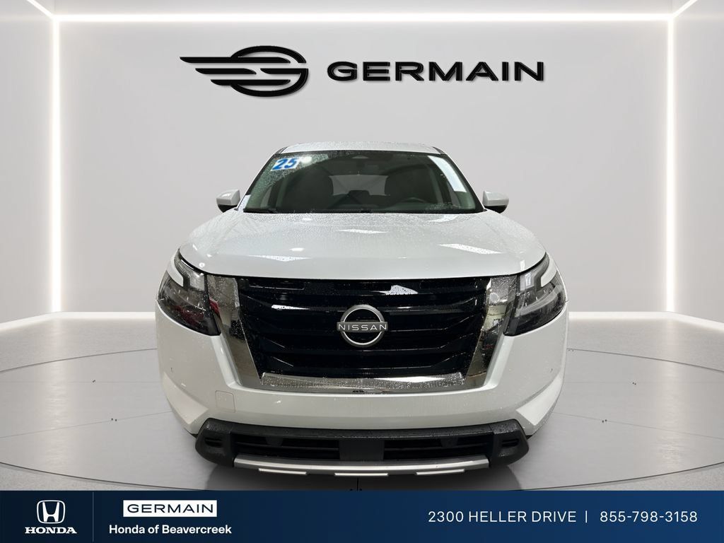 Used 2025 Nissan Pathfinder SL FWD image 3