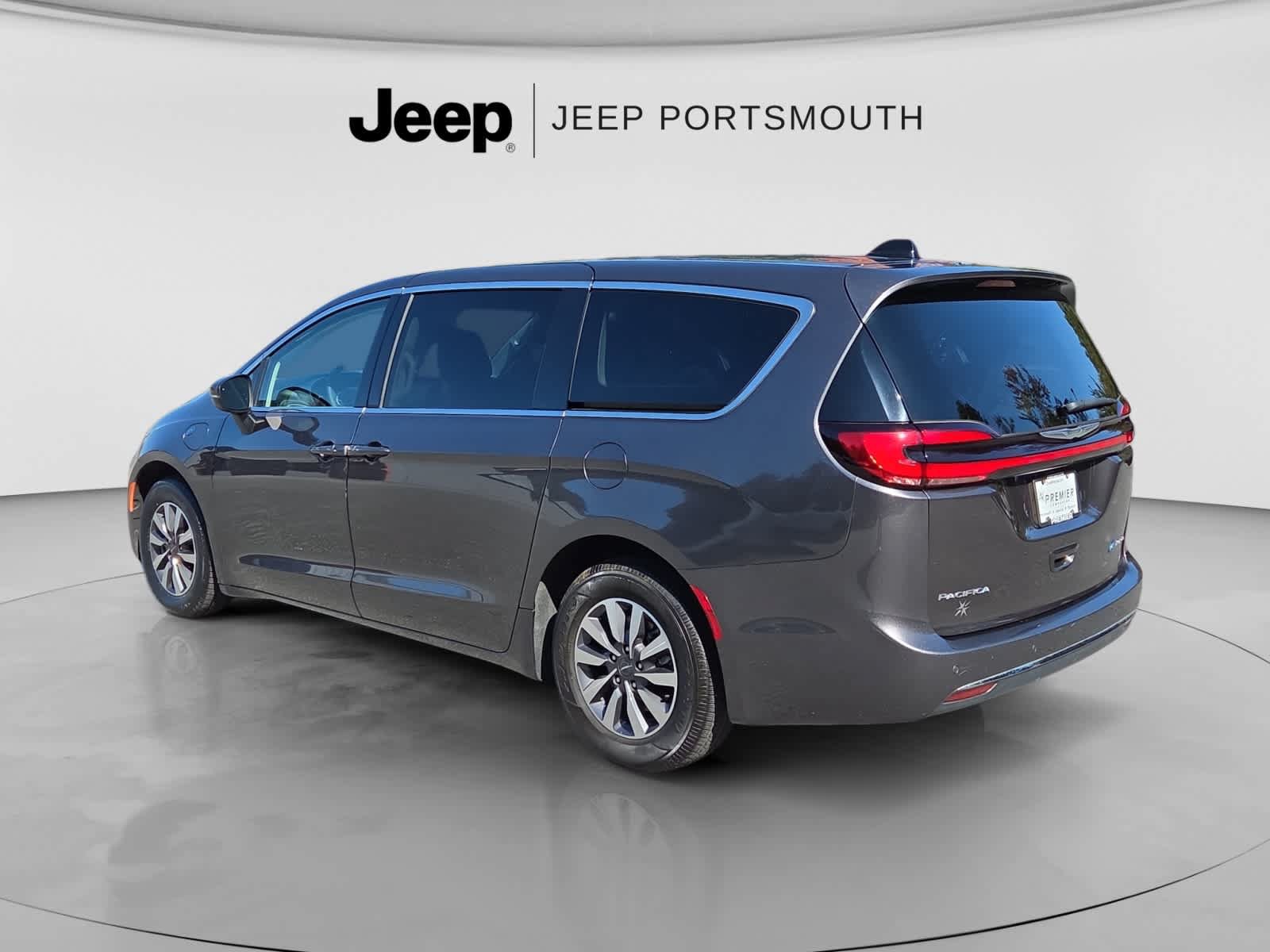Used 2023 Chrysler Pacifica Touring-L FWD image 5