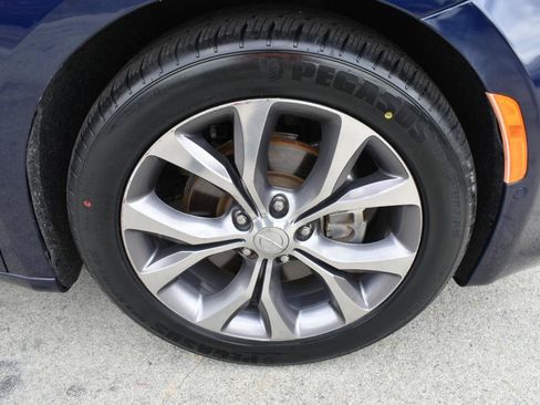 Used 2019 Chrysler Pacifica Limited w/ Tire & Wheel Group FWD image 38
