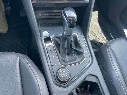 Used 2022 Volkswagen Tiguan SE w/ Panoramic Sunroof Package AWD/4WD image 13