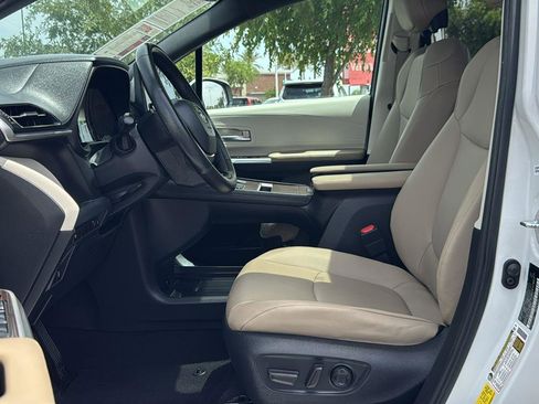 Used 2022 Toyota Sienna XLE FWD image 28