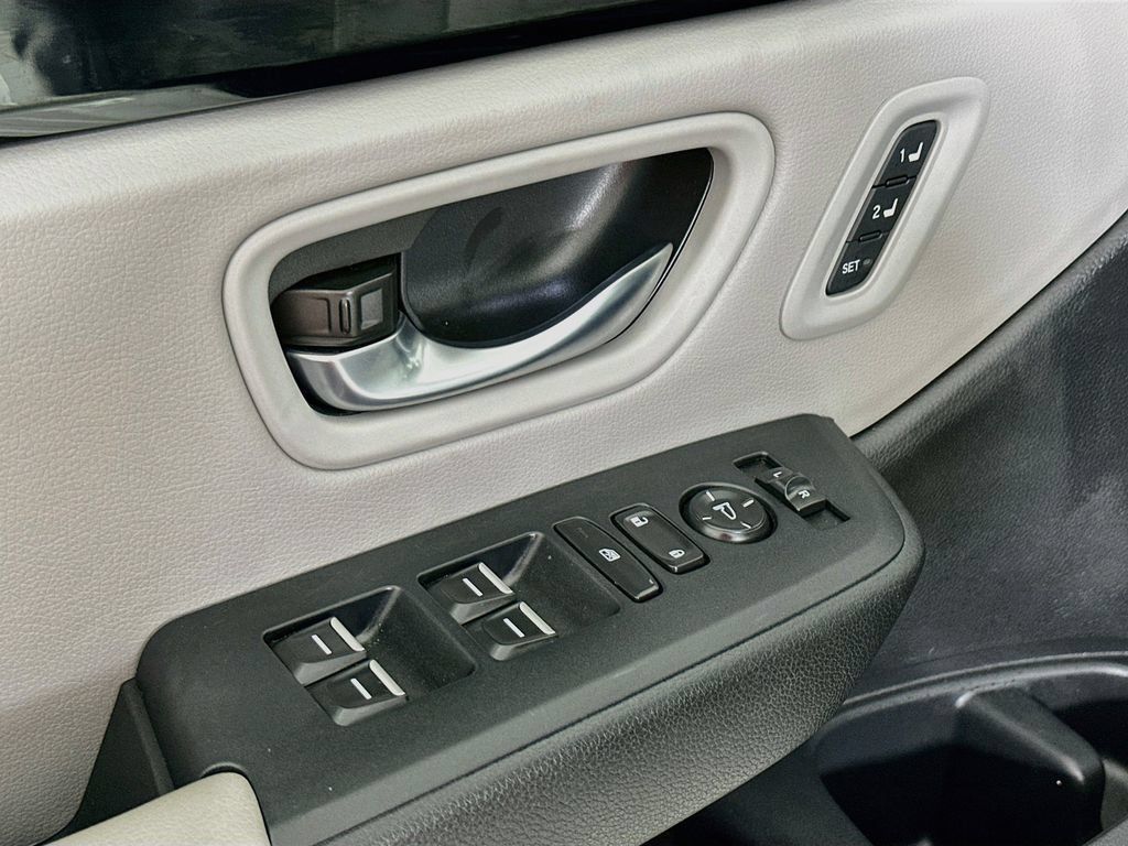 Used 2025 Honda Pilot Touring image 21