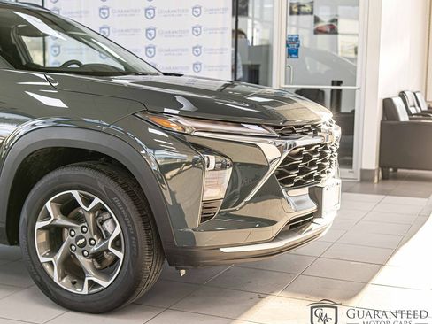 Used 2025 Chevrolet Trax LT w/ Driver Confidence Package FWD image 4