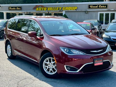 Used 2020 Chrysler Pacifica Touring-L image 1