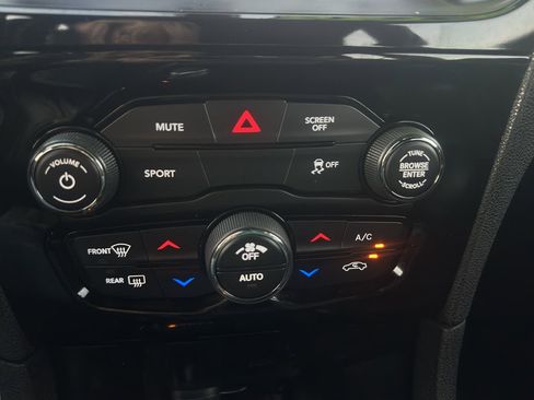 Used 2018 Chrysler 300 S image 19