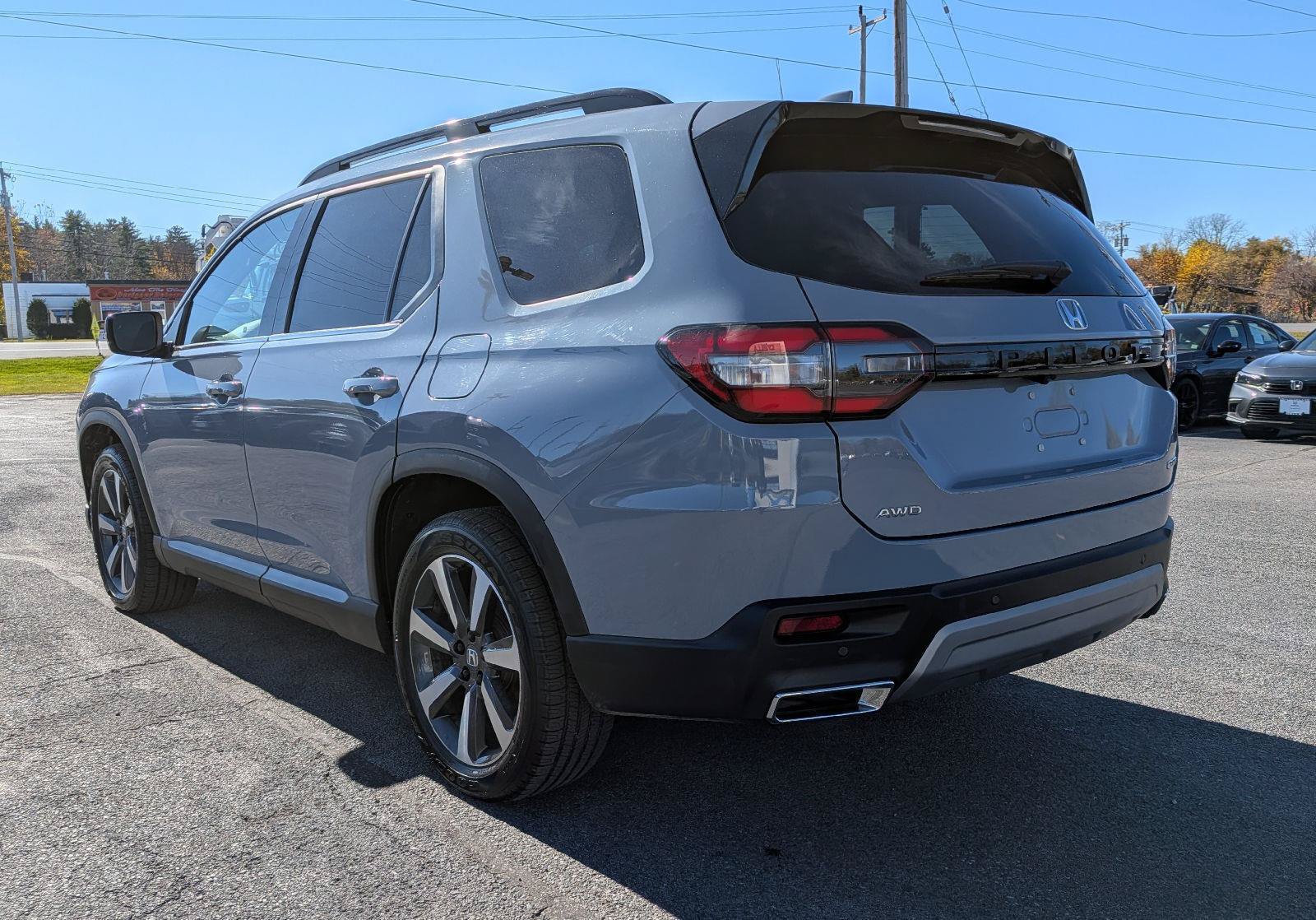 Certified 2025 Honda Pilot Touring image 8
