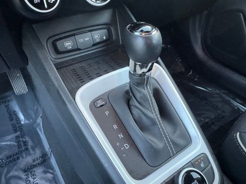 Used 2024 Hyundai Venue Limited image 30