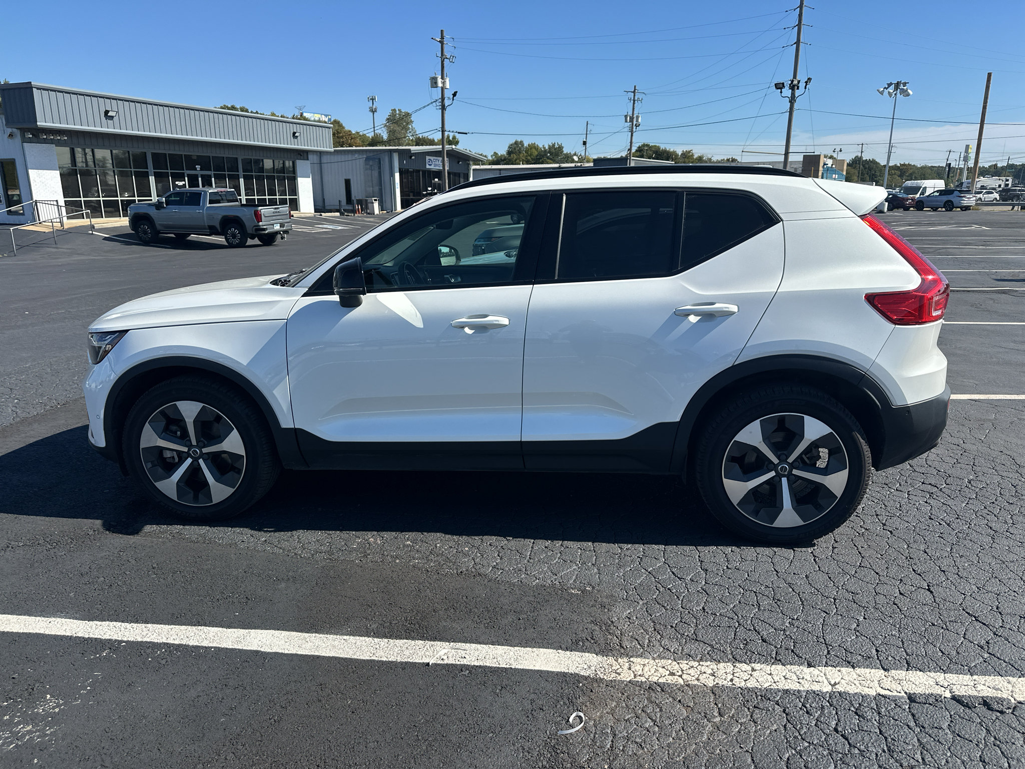 Used 2023 Volvo XC40 B4 Ultimate FWD image 9