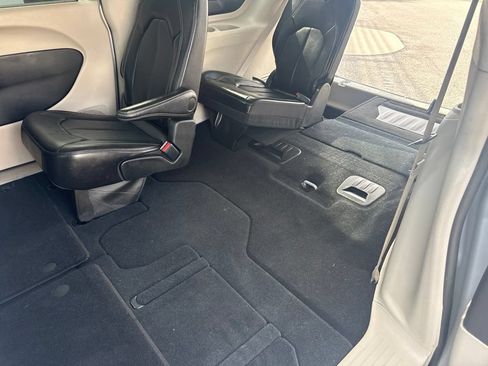 Used 2024 Chrysler Pacifica Touring-L FWD image 28