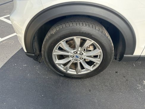 Used 2023 Ford Explorer XLT w/ Equipment Group 202A image 8